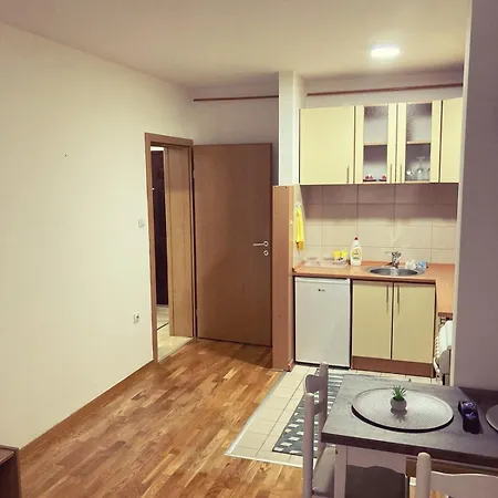 Estera Stan Na Dan Istocno Sarajevo Donje Mladice