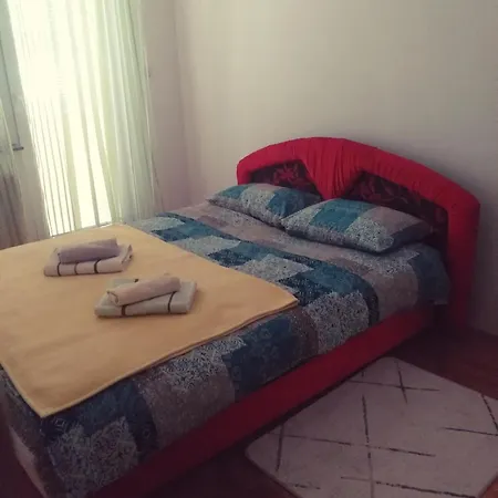 Estera Stan Na Dan Istocno Sarajevo *